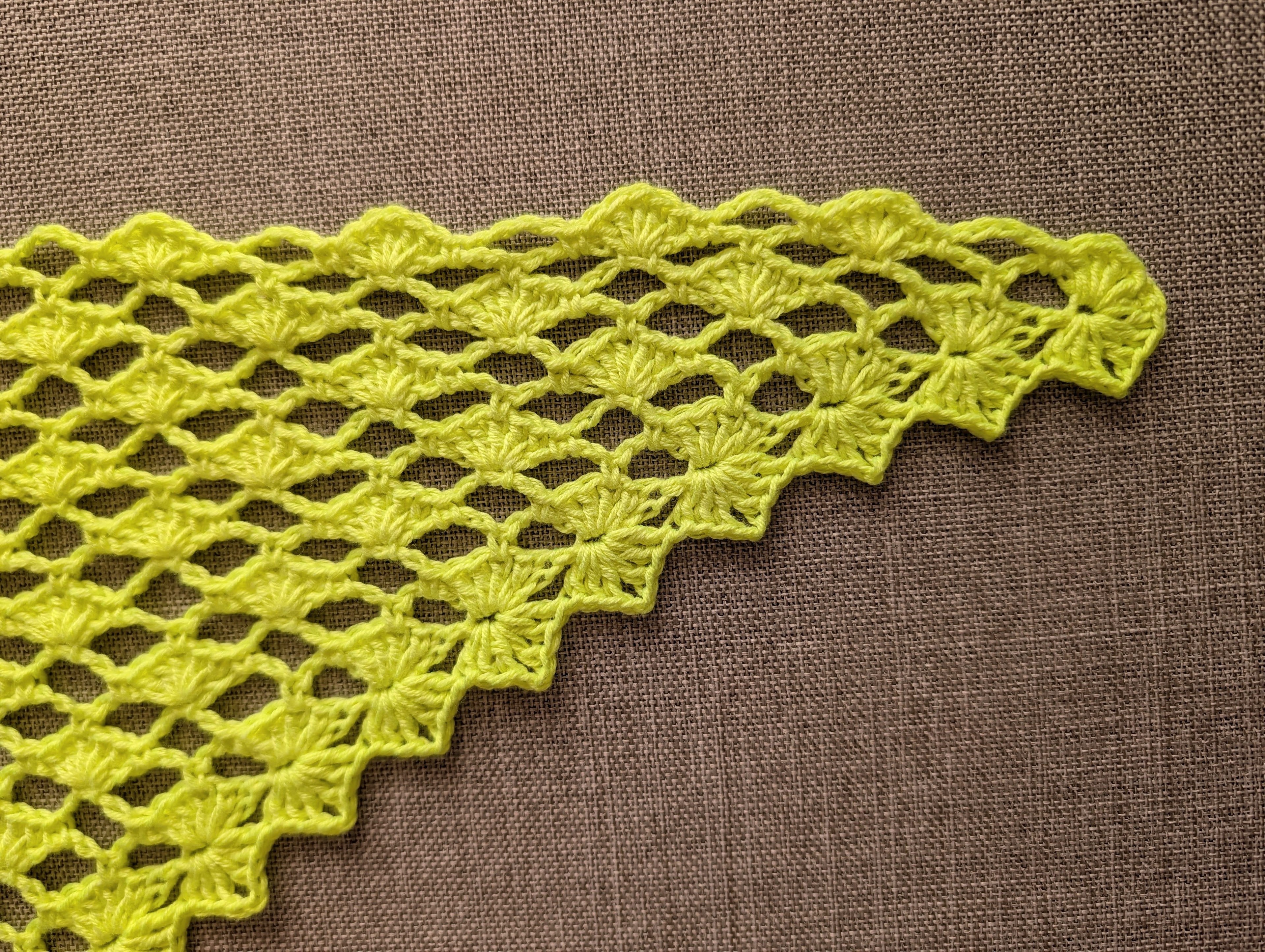 Detailed view of decorative border edging on a handmade lace triangle baktus.