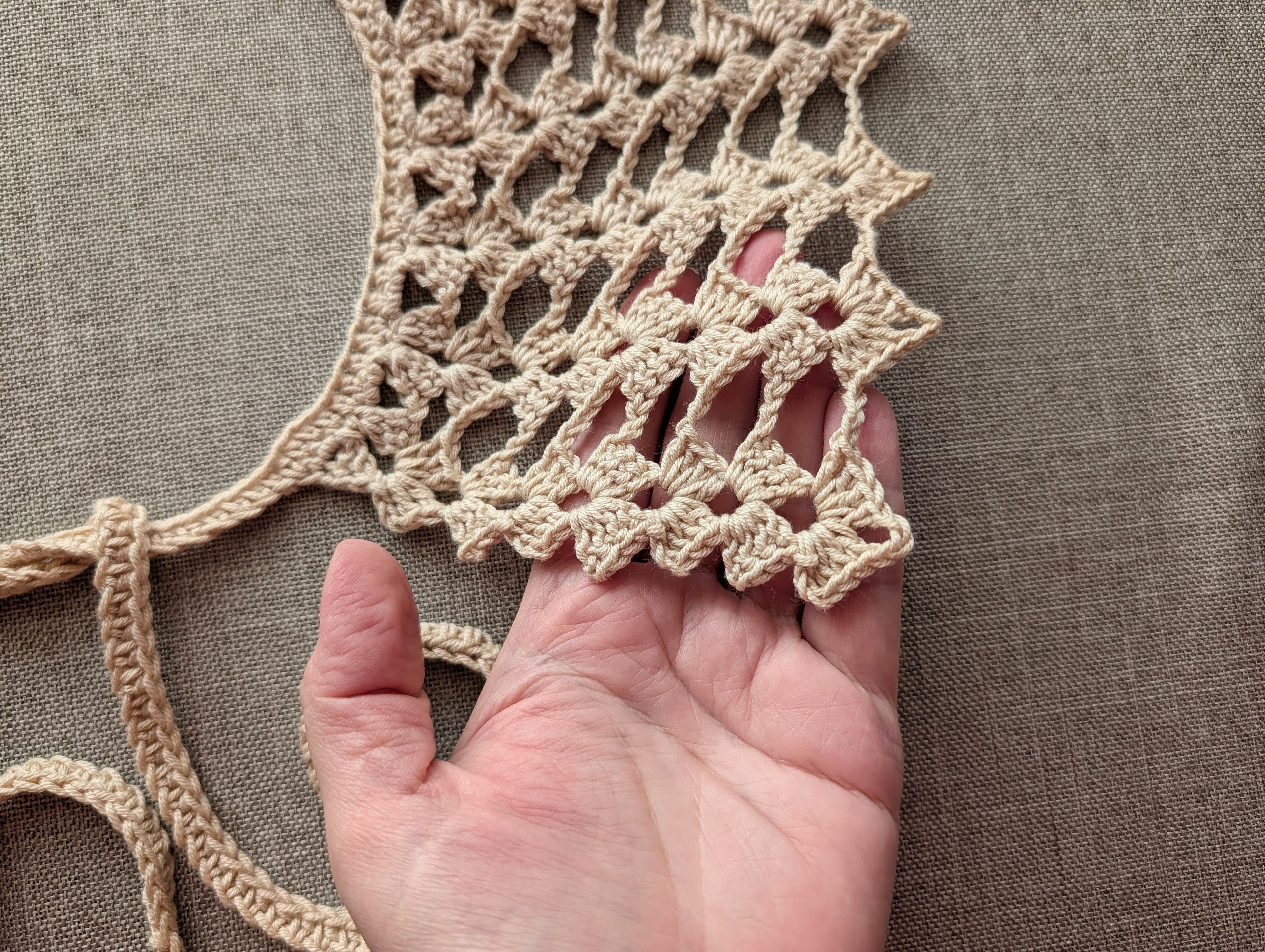 Crochet collar size schematic diagram showing a finished collar depth of 11.5 cm (4.53 inches).