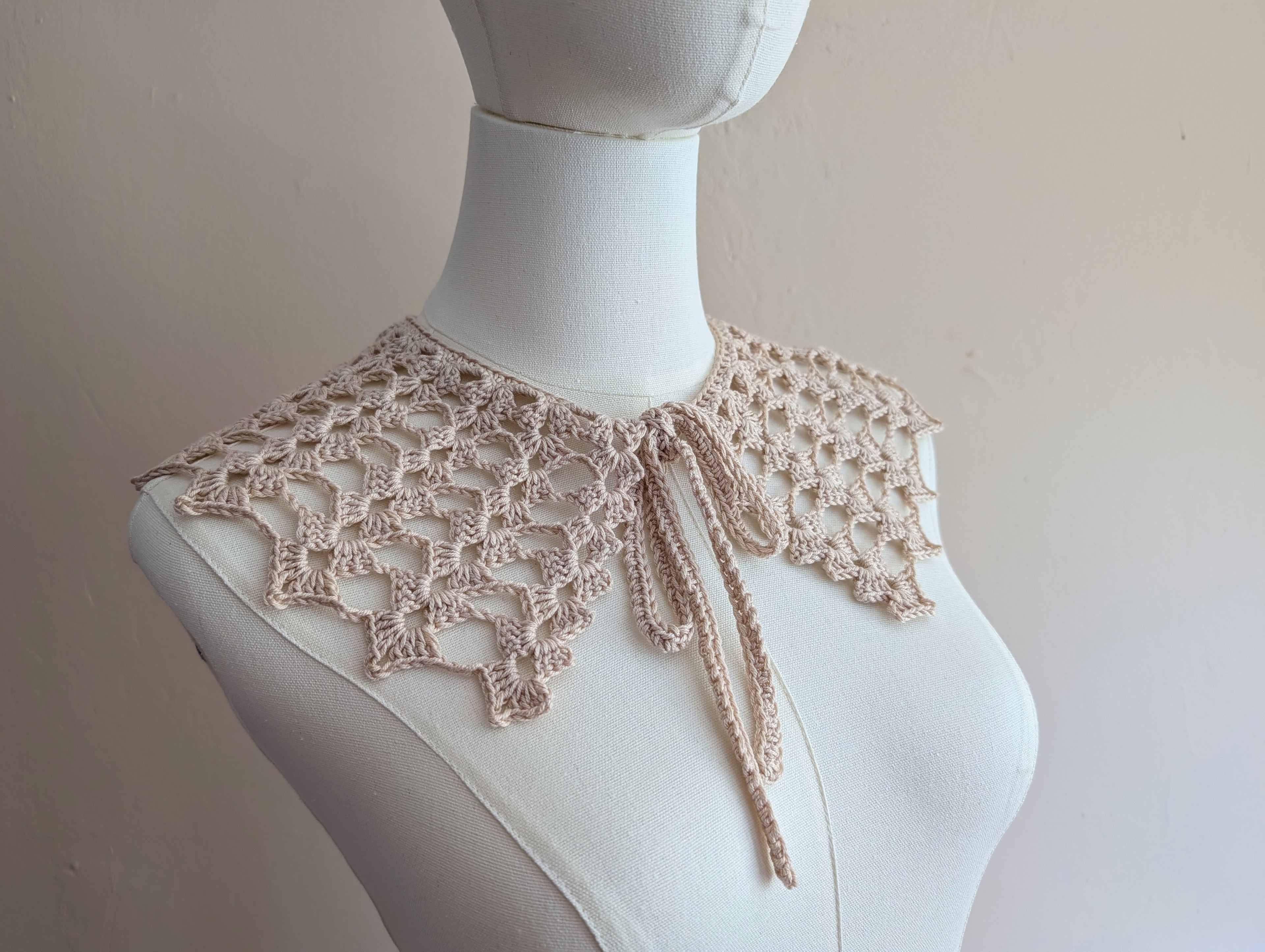 Crochet collar size schematic diagram showing a finished collar depth of 11.5 cm (4.53 inches).